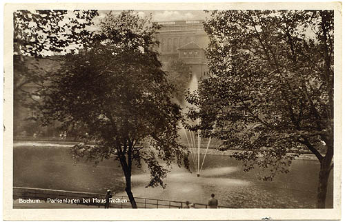 Park hinter Haus Rechen mit Stadttheater
